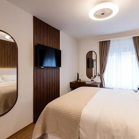 Hotel Deluxe & Kreis 4 *