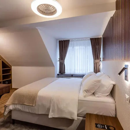 Hotel Deluxe & Kreis 4