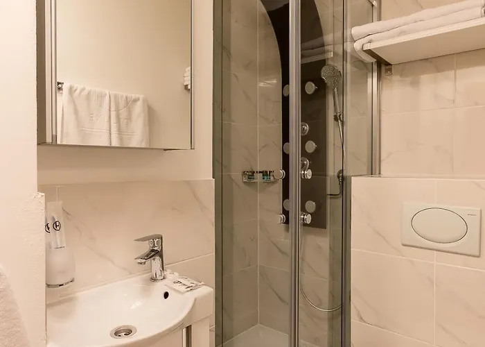 Deluxe & Kreis 4 Hotel