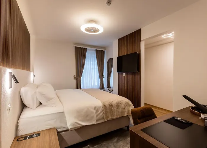 Hotel Deluxe & Kreis 4 *