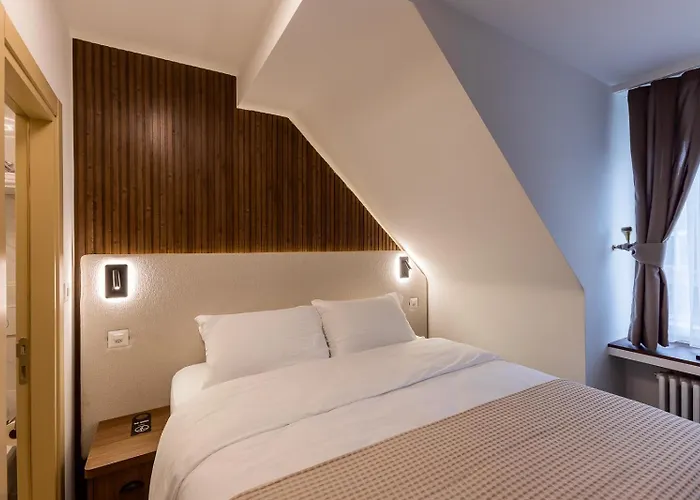 Hotel Deluxe & Kreis 4