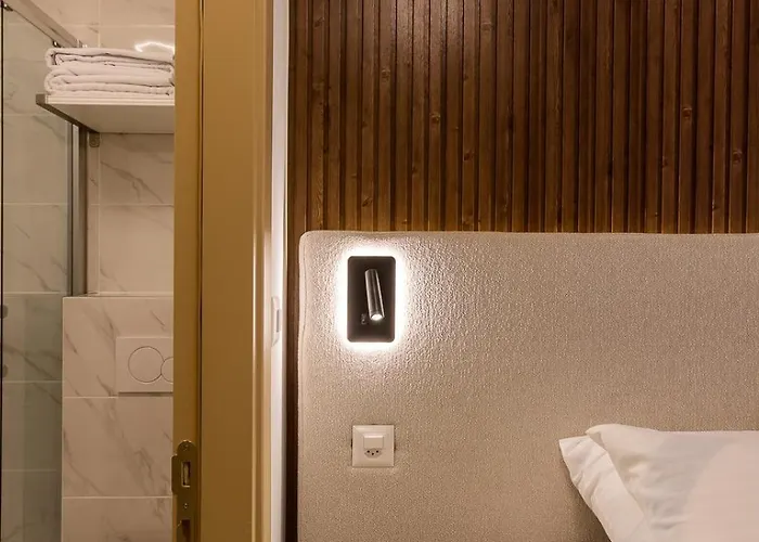 Hotel Deluxe & Kreis 4 *