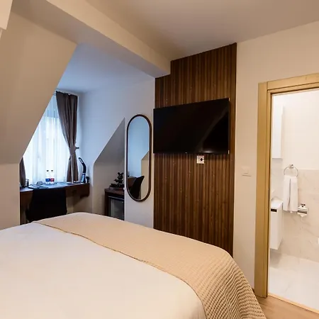Deluxe & Kreis 4 Zurich