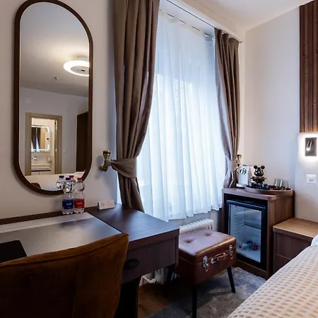 Deluxe & Kreis 4 Hotel *