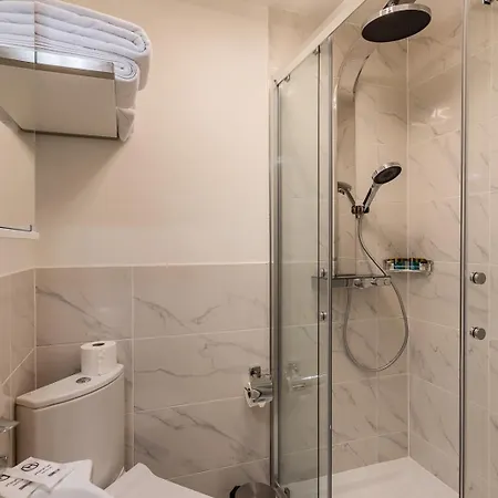 Hotel Deluxe & Kreis 4 *