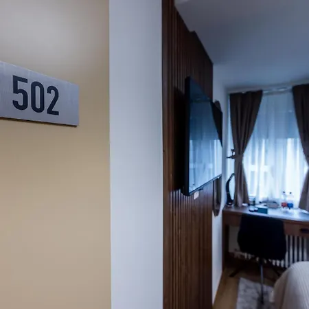 Deluxe & Kreis 4 Hotel