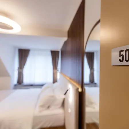 Hotel Deluxe & Kreis 4 *