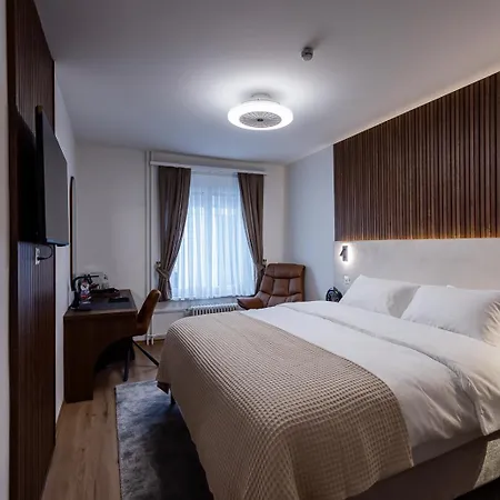 Hotel Deluxe & Kreis 4 *