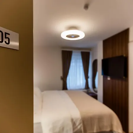 Deluxe & Kreis 4 Hotel *
