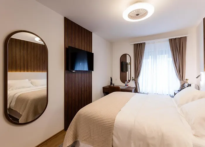 Hotel Deluxe & Kreis 4 *