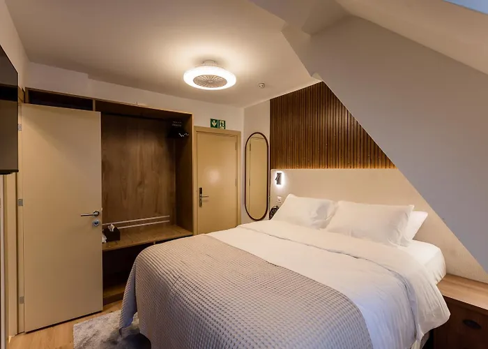 Hotel Deluxe & Kreis 4