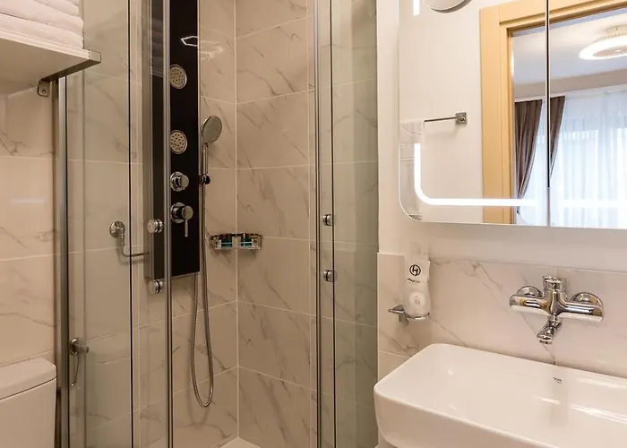 Hotel Deluxe & Kreis 4 *