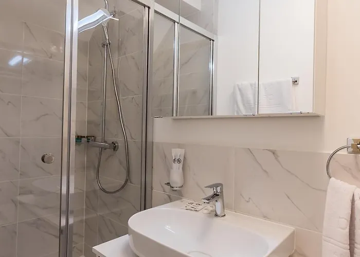 Deluxe & Kreis 4 Hotel