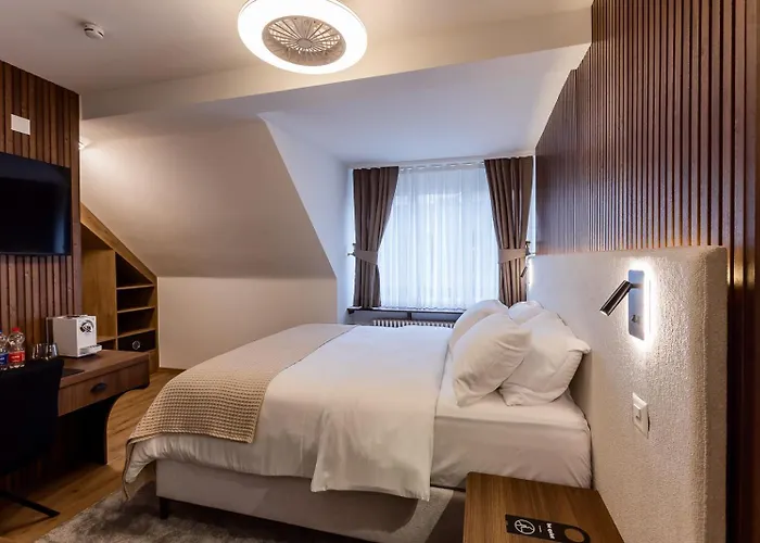 Hotel Deluxe & Kreis 4