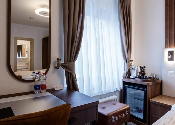 Deluxe & Kreis 4 Hotel *