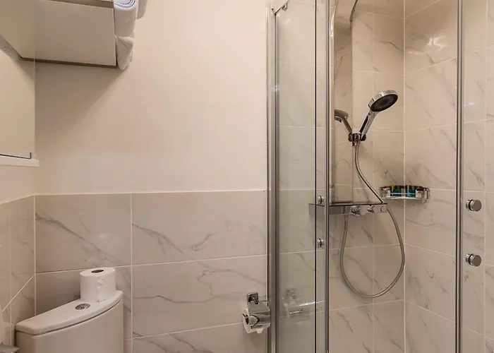 Hotel Deluxe & Kreis 4 *