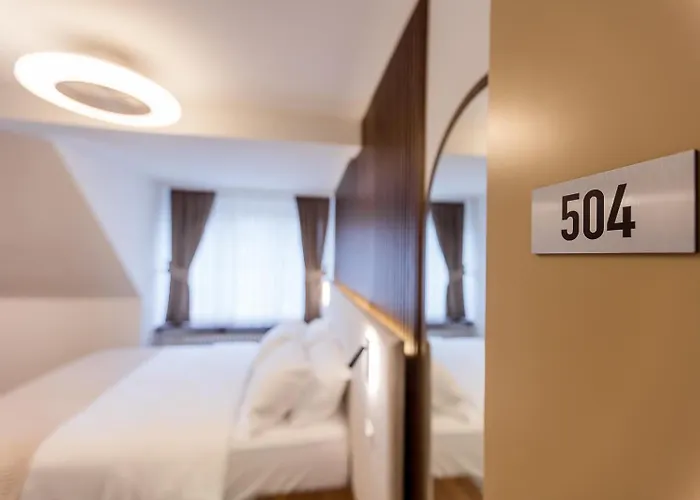 Hotel Deluxe & Kreis 4 *