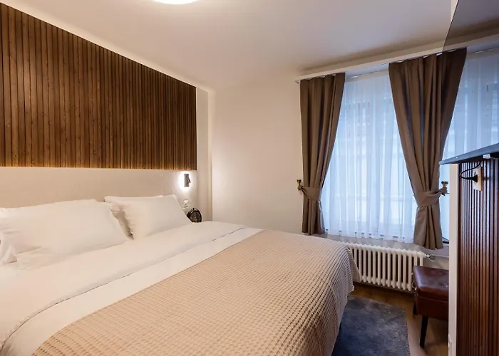 Hotel Deluxe & Kreis 4