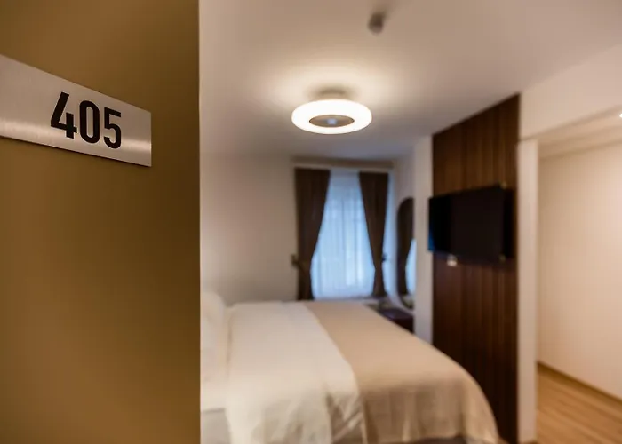 Deluxe & Kreis 4 Hotel *