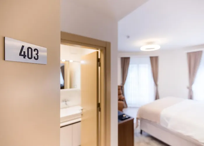 Deluxe & Kreis 4 Hotel *