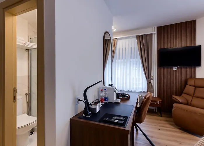 Deluxe & Kreis 4 Hotel *