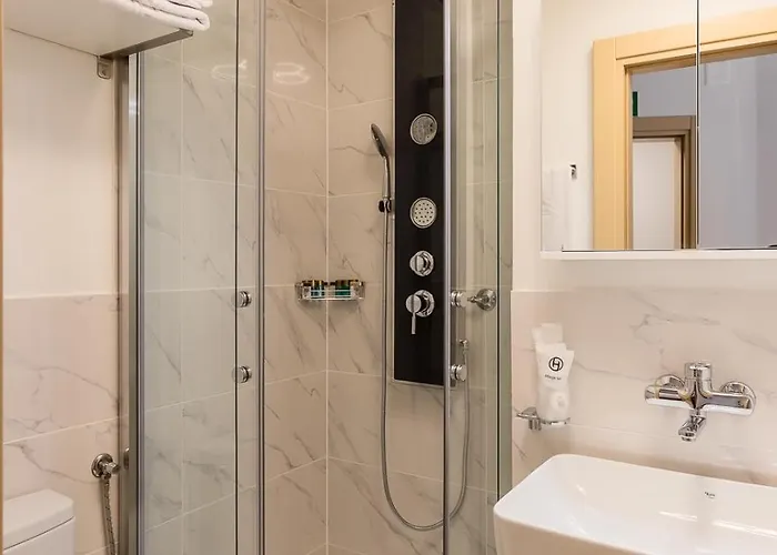 Hotel Deluxe & Kreis 4 *