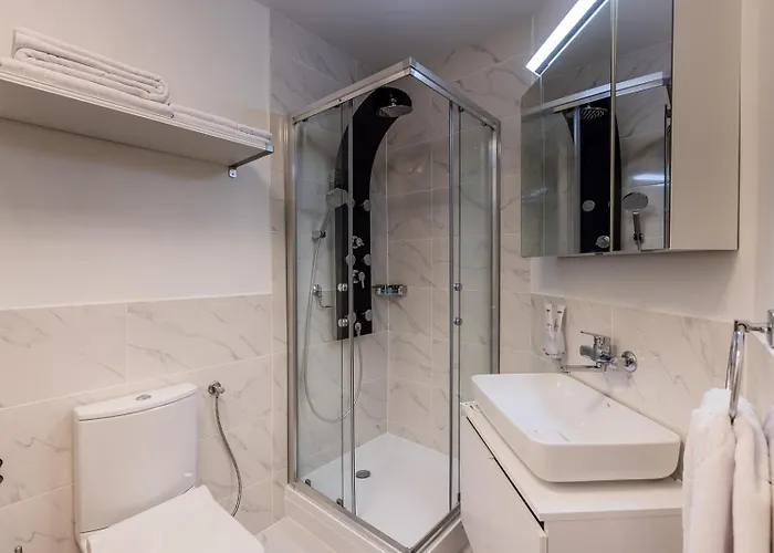 Hotel Deluxe & Kreis 4 *