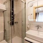 Hotel Deluxe & Kreis 4 *