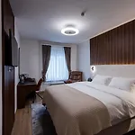 Hotel Deluxe & Kreis 4 *