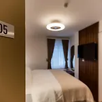 Deluxe & Kreis 4 Hotel *