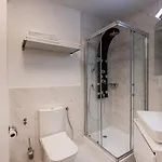 Hotel Deluxe & Kreis 4