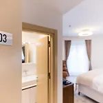Deluxe & Kreis 4 Hotel *