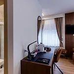 Deluxe & Kreis 4 Hotel *