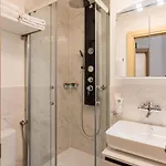 Hotel Deluxe & Kreis 4 *