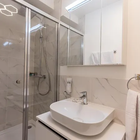 Deluxe & Kreis 4 Hotell