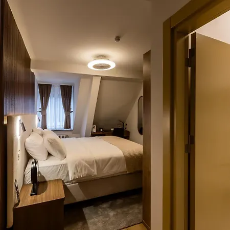 Deluxe & Kreis 4 Hotell *